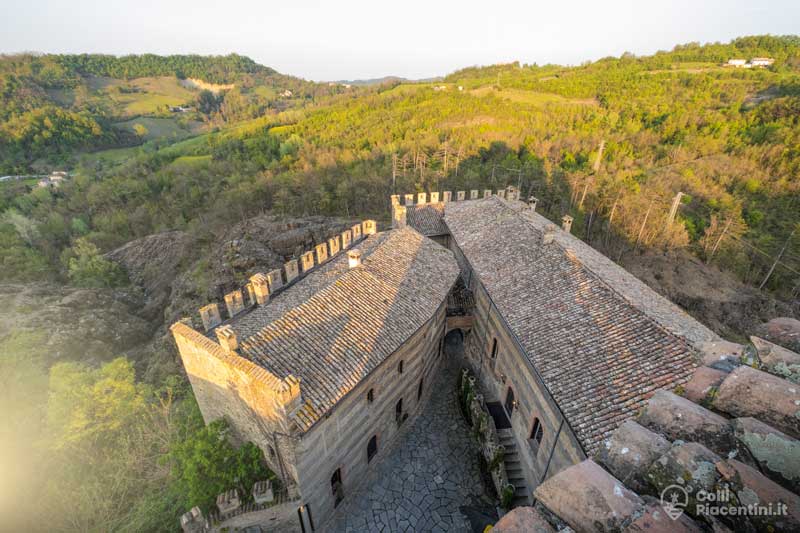 val vezzeno e cortile interno del castello di Gropparello
