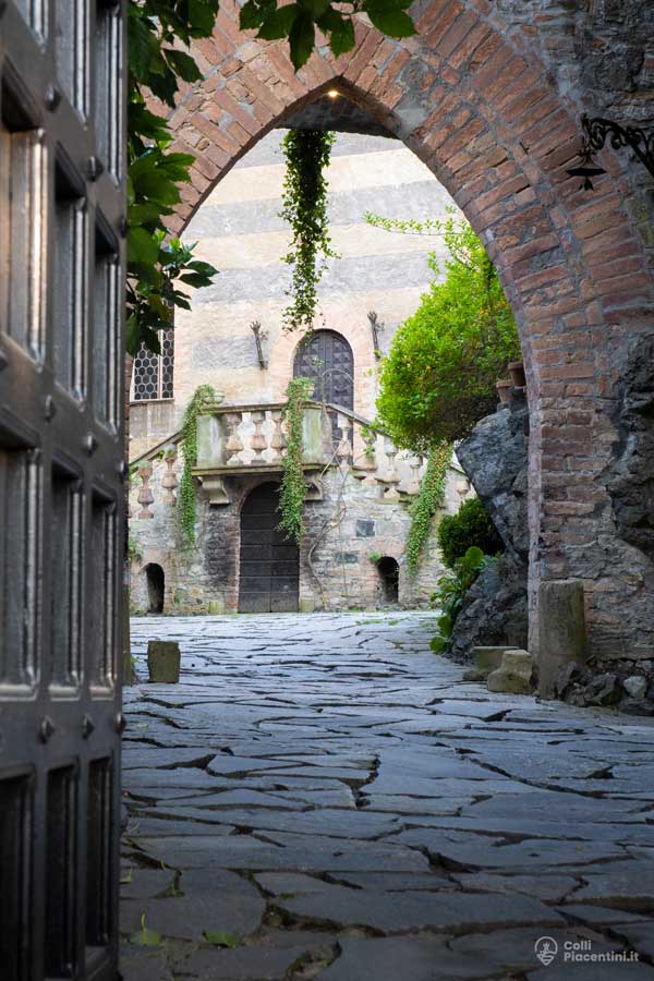 vista della sala da pranzo dal portone di ingresso del castello di Gropparello